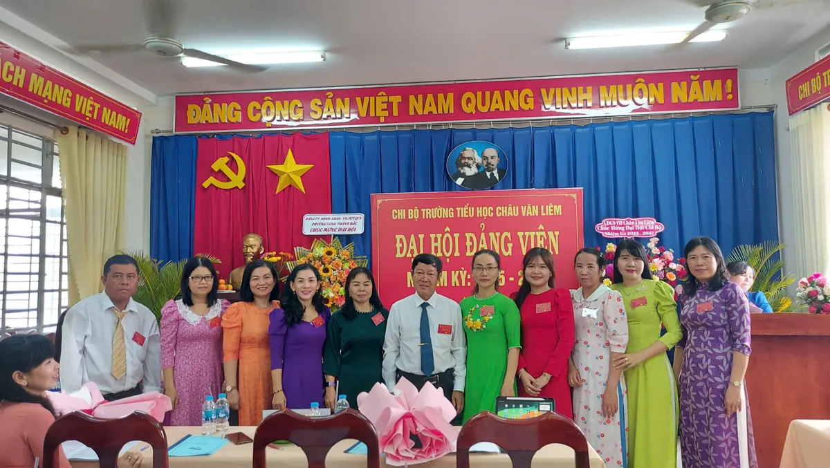 Cô Duyên cùng tập thể chi bộ trường tại đại hội