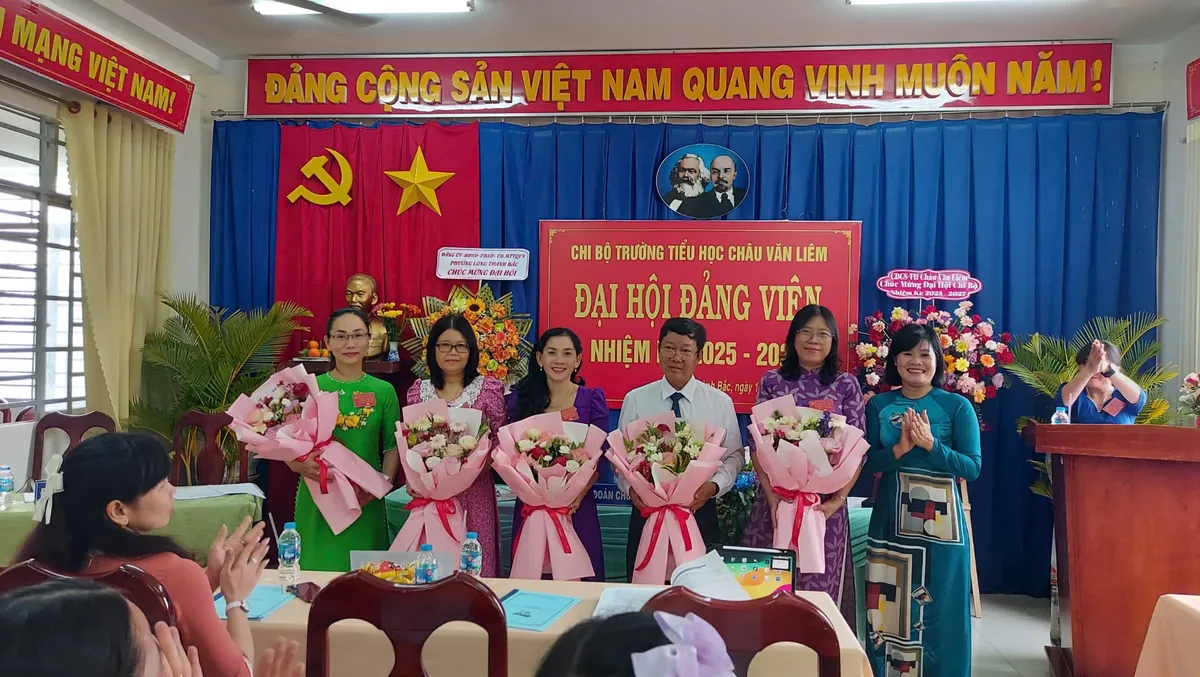 Cô Duyên được tặng hoa trong lễ đại hội của trường