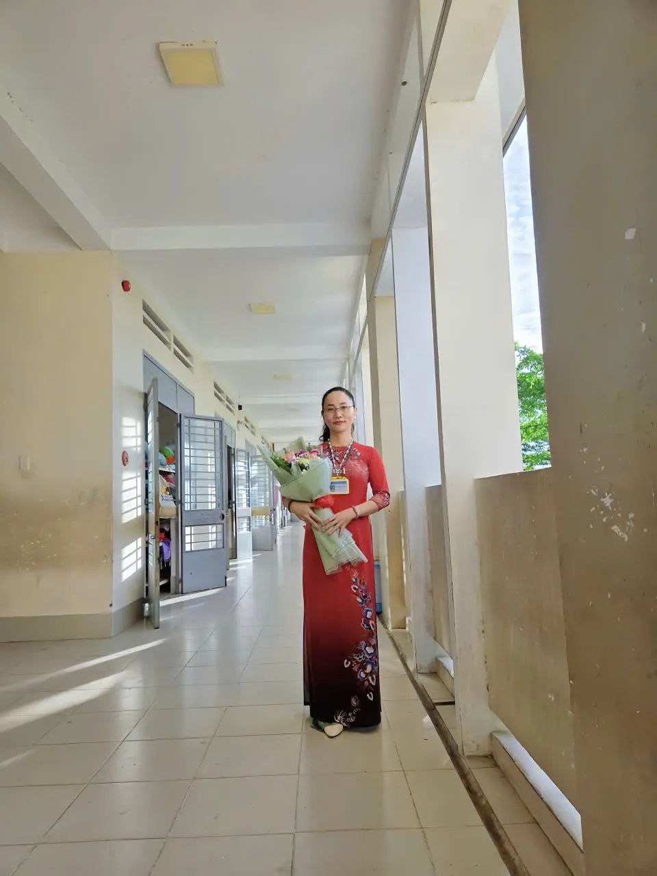 Cô Duyên trong tà áo dài đỏ tại trường